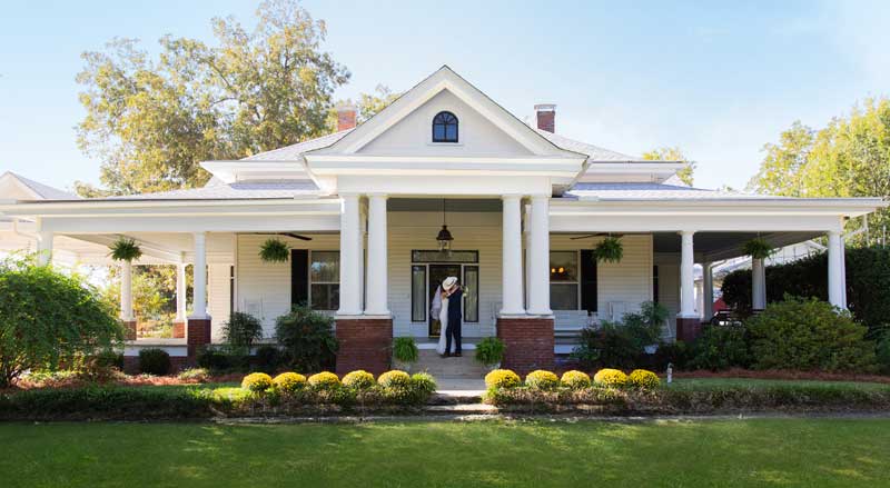 Historic white Southern home at Hamilton Place Events, a charming wedding venue in South Georgia.