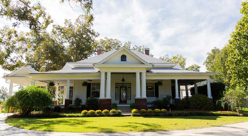 Hamilton Place wedding venue with wraparound porch in South Georgia.
